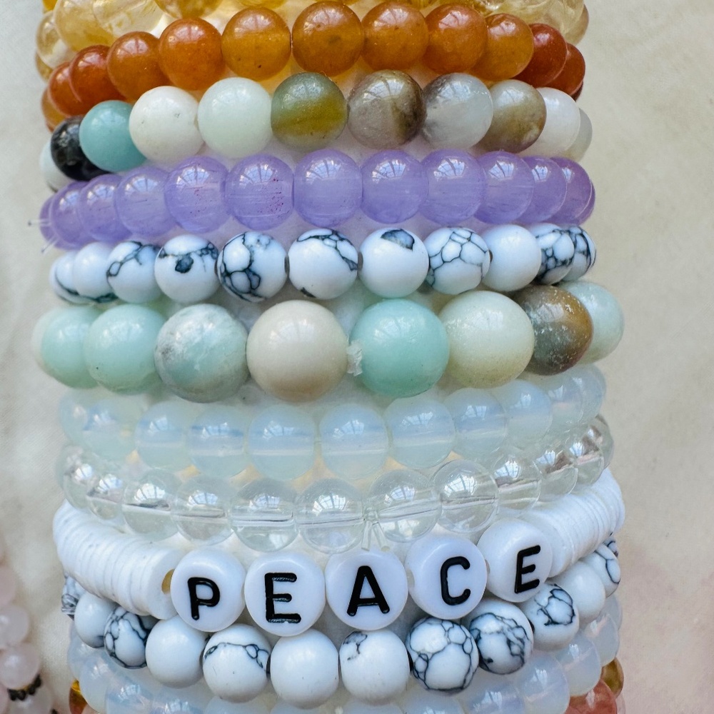 🙌 Crystal chakra bracelets! Feel the rainbow 🌈 heal your body mind and soul 💗